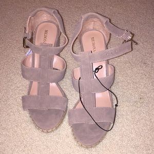 Merona women's taupe wedges 9.5